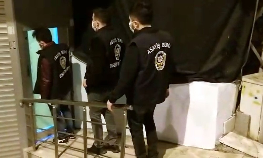 (Özel) Korona virüs kısıtlamasına rağmen açık olan alkollü mekana polis baskını 