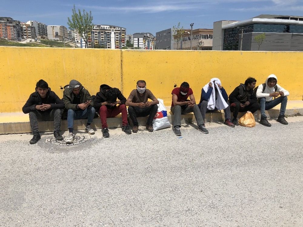 (Özel) Korona virüs tedbirlerine takıldılar...İstanbul’a yürürken Bursa’da polise yakalandılar 