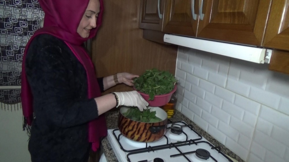 (ÖZEL) Korona virüse karşı ısırgan otundan yemeklerle korunuyorlar 