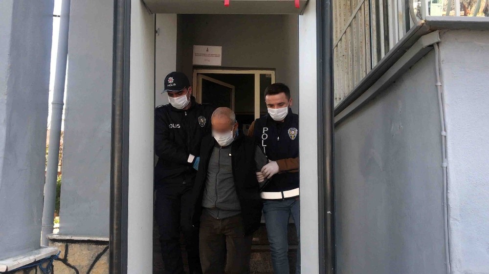 (Özel) Korona virüsü bahane edip yaşlı adama kolonya uzatarak gasp eden şahıs kamerada 