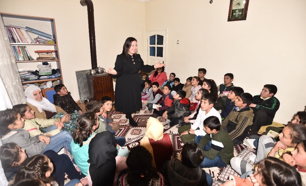 (Özel) Köy köy dolaşıp çocukları masallarla buluşturuyorlar 