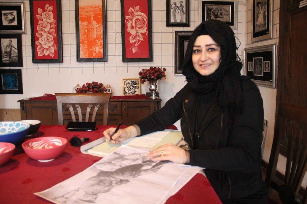 (Özel) Kütahyalı sanatçı 26 yıldır iğneyle şekil veriyor 