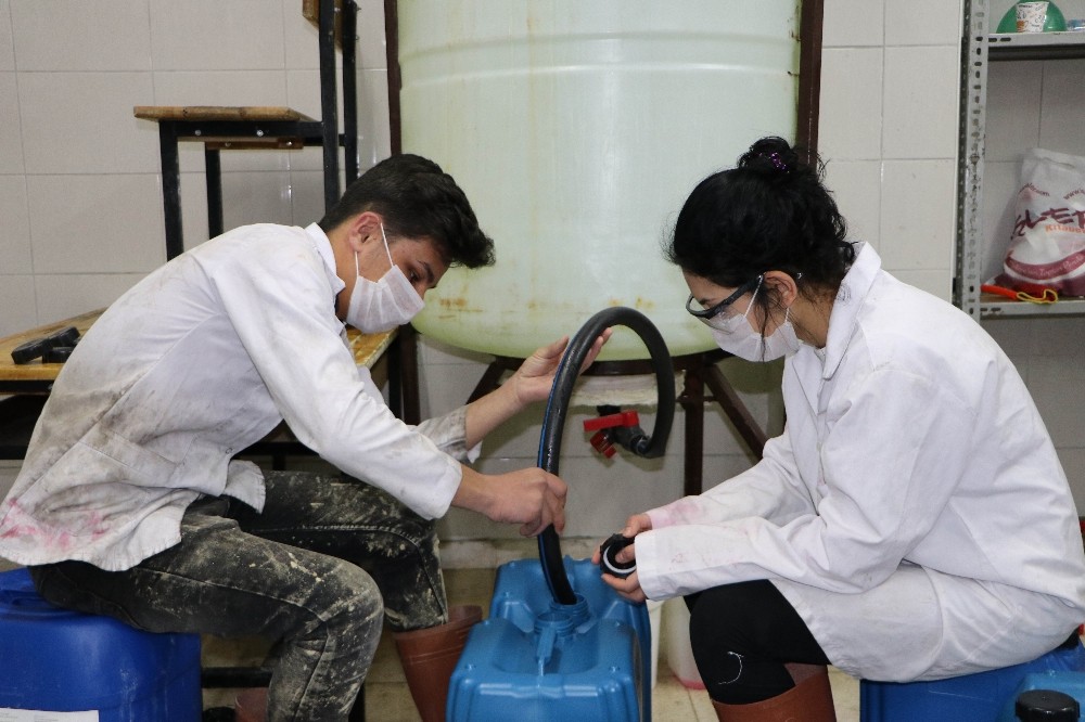 (Özel) Liseli öğrenciler 545 ton dezenfektanı yetiştirmek için fabrika gibi çalışıyor 