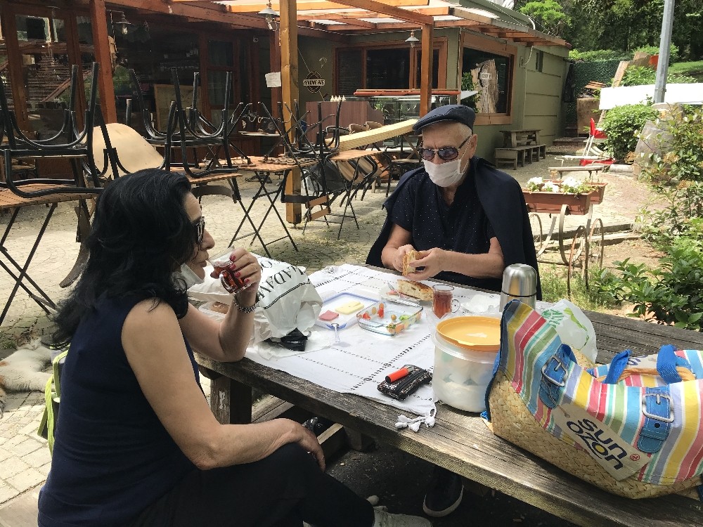 (Özel) Maçka Sanat Parkı’na akın eden yaşlı çift kahvaltı yaptı 