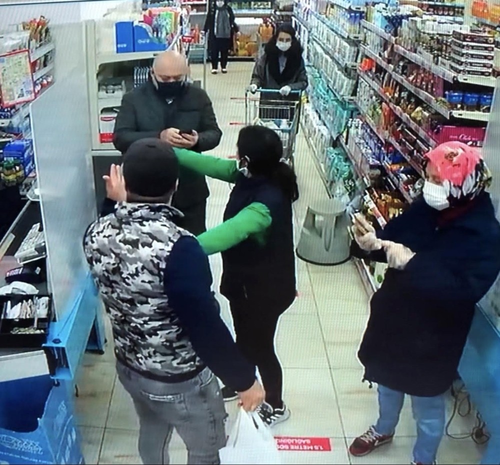 (ÖZEL) Maskesiz alışveriş yapmak isteyen kişi vatandaşlarla tartıştı 