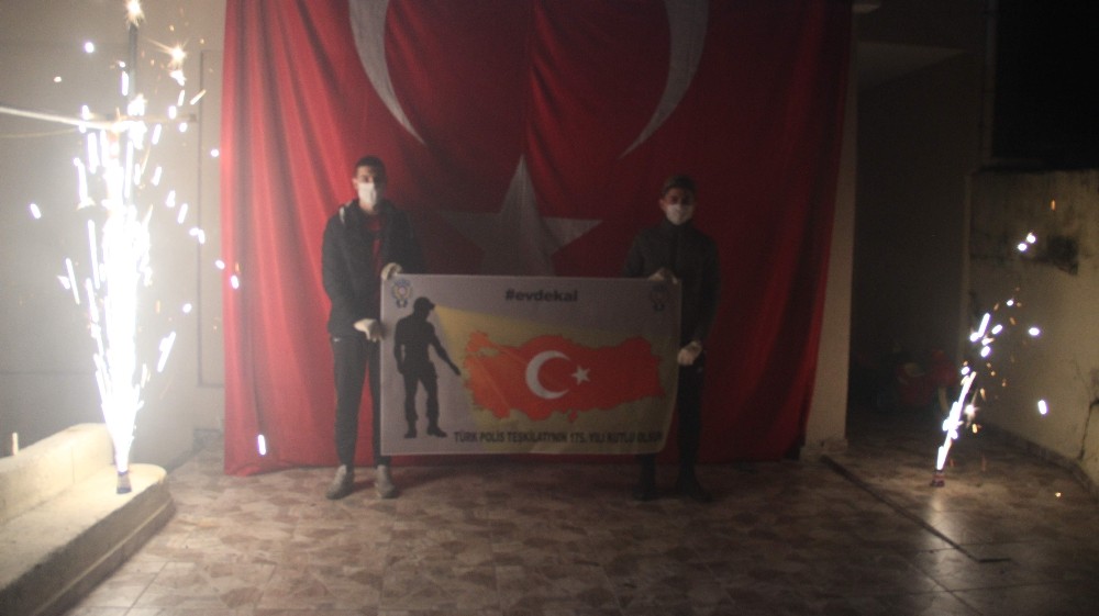 (Özel) Meşale ve pankatlarla polis teşkilatının yıl dönümünü kutladılar 