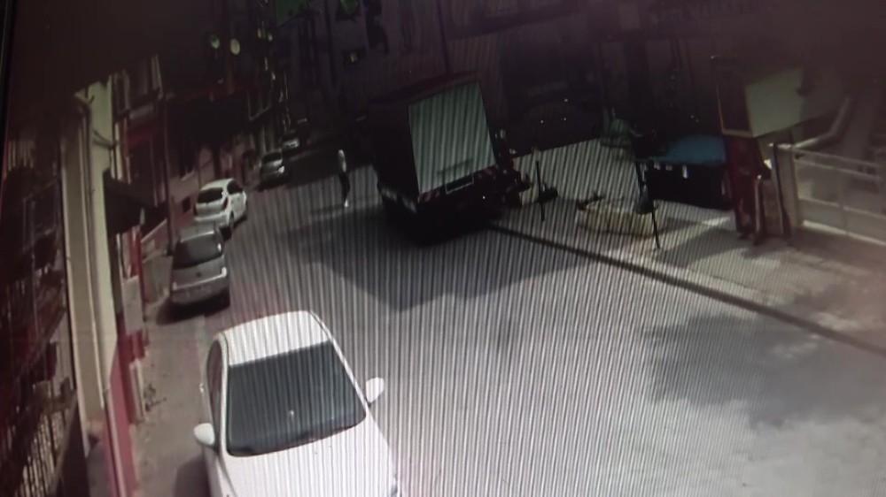 (Özel) Meşrubat aracından para dolu poşetin çalınması güvenlik kamerasında 