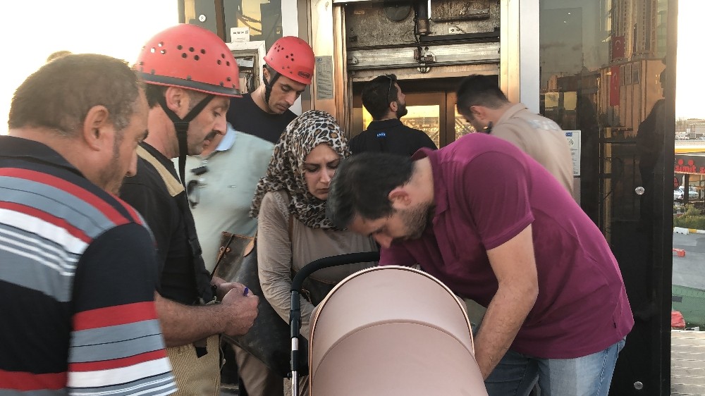 (Özel) Metrobüs asansöründe mahsur kalan bebekli çift zor anlar yaşadı 