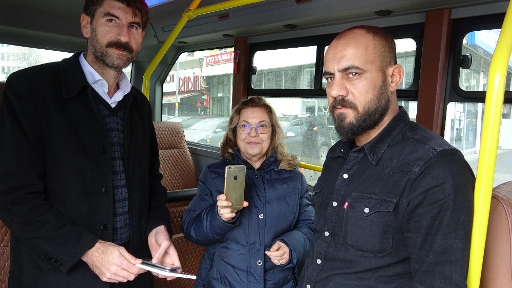 (Özel) Minibüs şoförü, minibüste unutulan telefonu sahibine teslim etti 