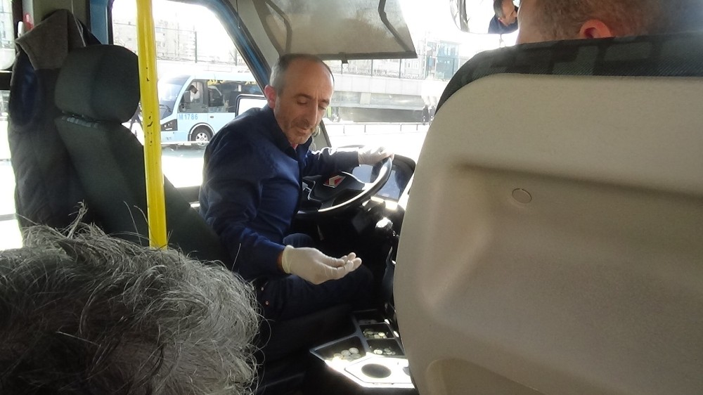 (Özel) Minibüsçülerden korona virüsüne karşı eldivenli önlem 