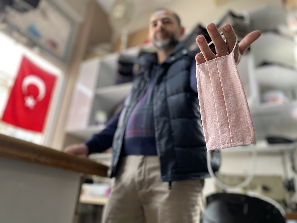 (Özel) Modaya uygun rengarenk yıkanabilir maskeler üretiyor 