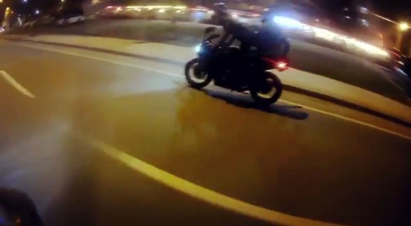 (Özel) Motosiklette seyir halindeyken sürücü değiştirdiler 