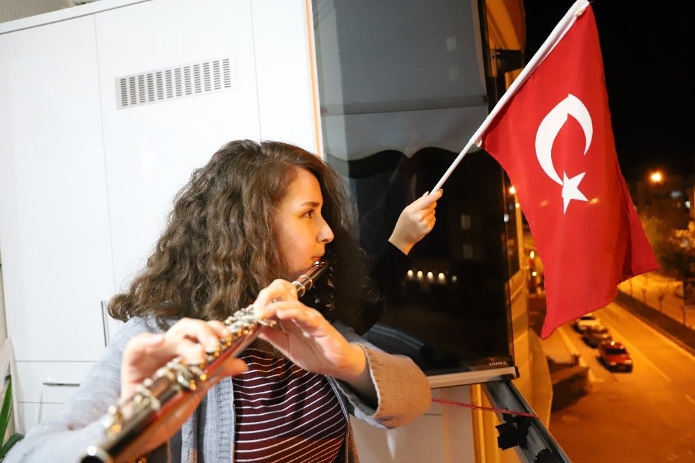 (Özel) Müzik öğretmeni flütle çaldı, tüm mahalleye İstiklal Marşı söyletti 