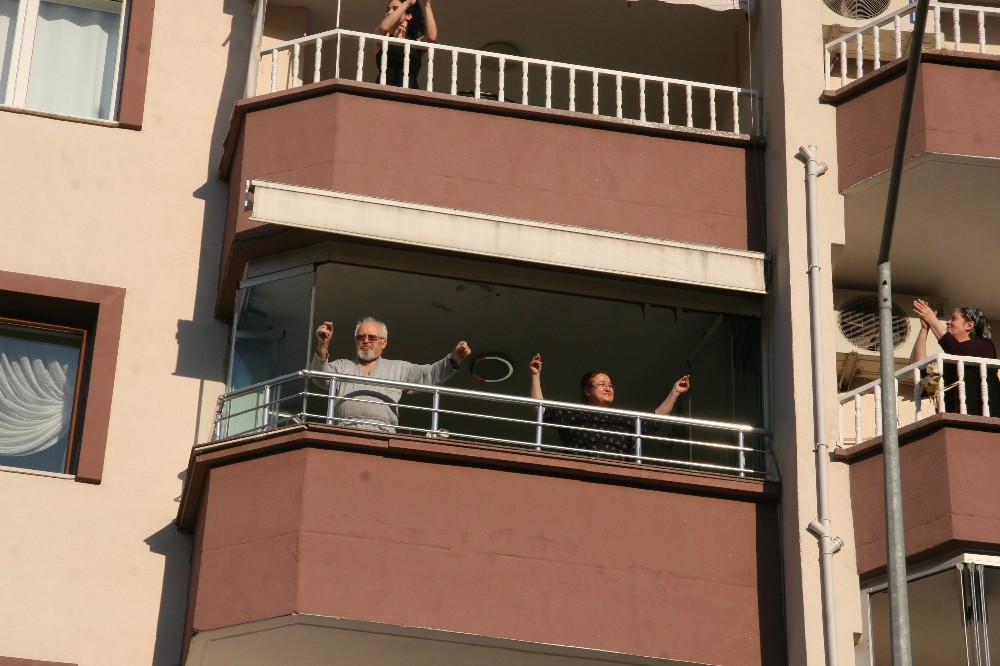 (Özel) Müzisyen mahalleyi düğün salonuna çevirdi 