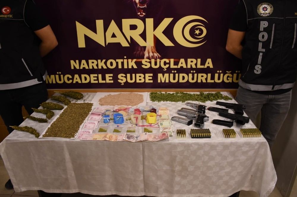 (Özel) Narkotik operasyonunda “kuyumcu torbacı” kıskıvrak yakalandı 