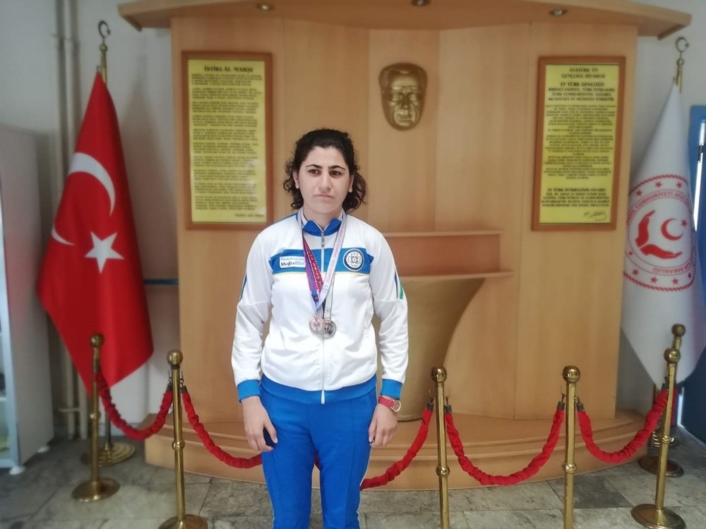 Özel öğrenci atletizm yarışlarında 2 madalya birden aldı 
