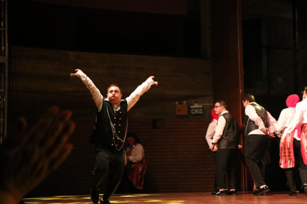 Özel öğrenciler, dans gösterileriyle büyüledi 