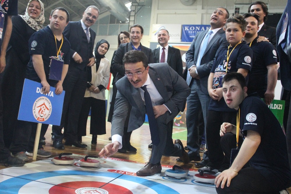 Özel öğrenciler floorcurling turnuvasında kıyasıya yarıştı 