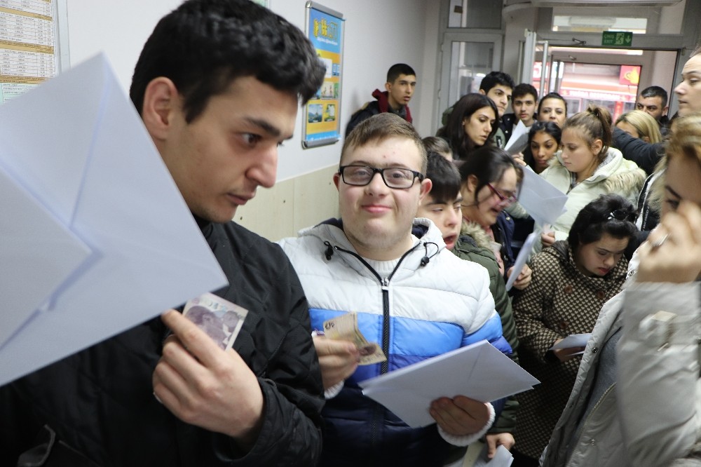 Özel öğrencilerden, devlet büyüklerine yılbaşı kartı 