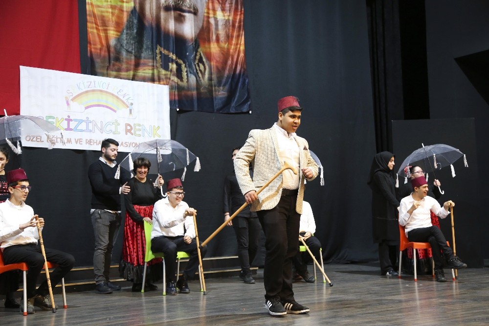 Özel öğrencilerden renkli gösterdi 