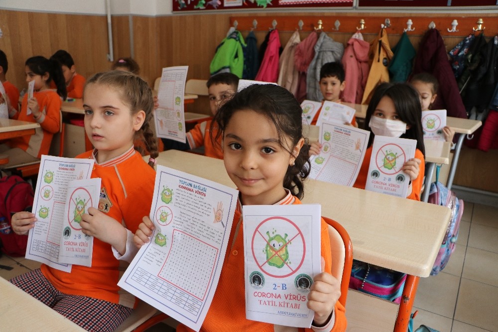(Özel) Öğrencilerini bilinçlendirmek için 1 gecede ‘Korona virüs tatil kitabı’ bastı 