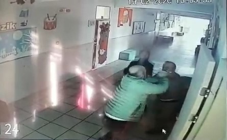 (ÖZEL) Öğretmene darp kamerada 
