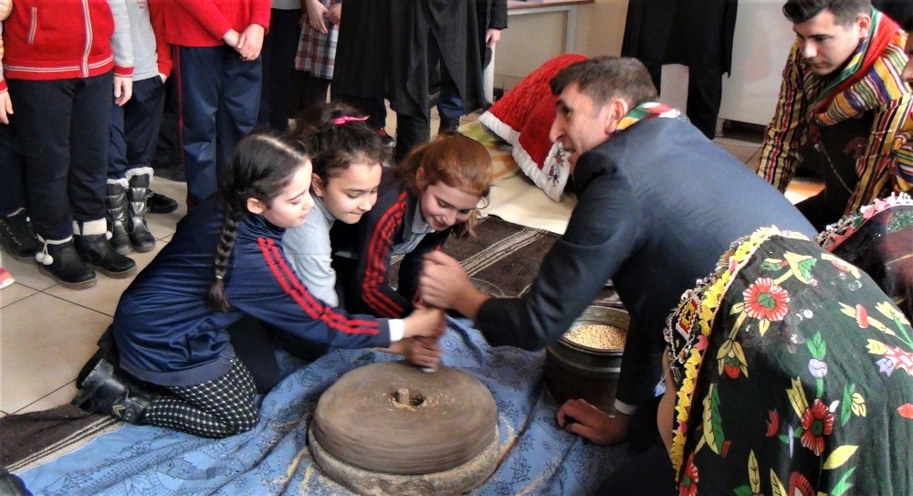 (Özel) Okula taş değirmen geldi, minik öğrenciler un ve bulgur öğüttü 