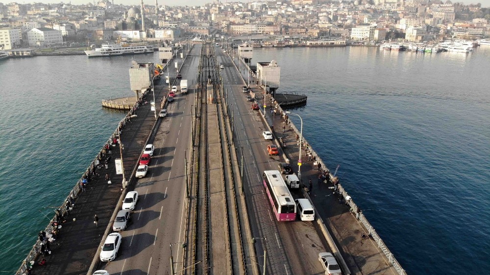(Özel) Olta balıkçıları korona virüse rağmen Tarihi Galata Köprüsü’nde 