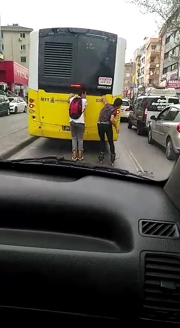 (Özel) Otobüsün arkasına takılan patenli gençlerin tehlikeli yolculuğu kamerada 