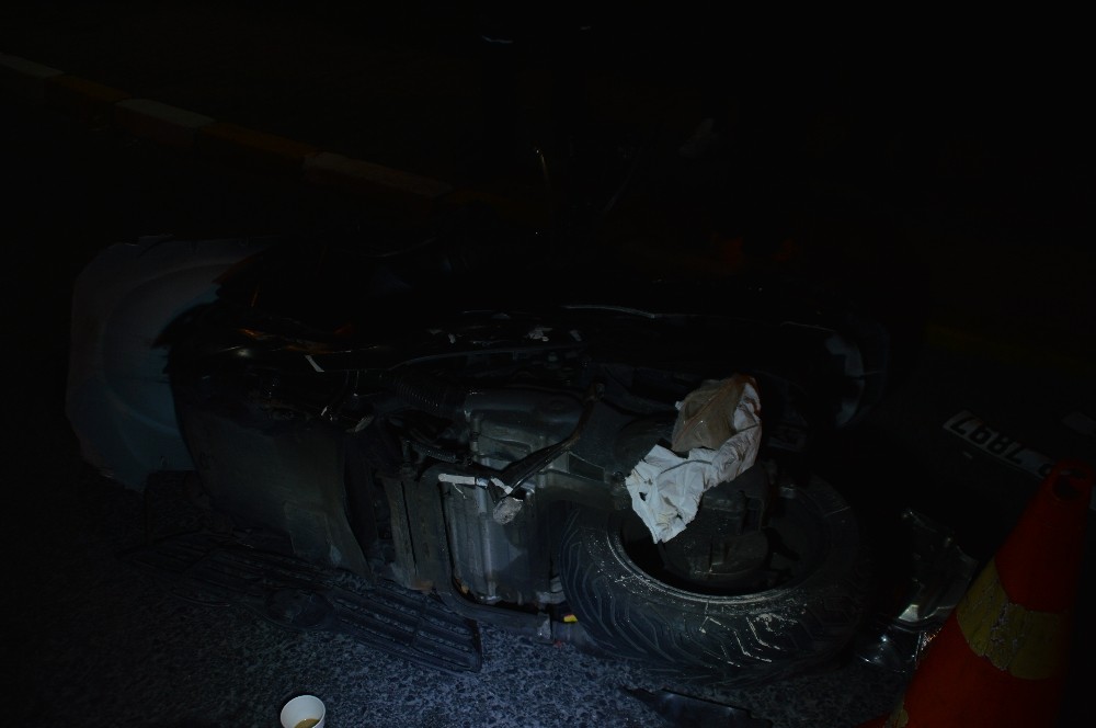 (Özel) Otomobilin kovaladığı motosikletli kaza yaptı, ardından havaya ateş ederek kaçtı 