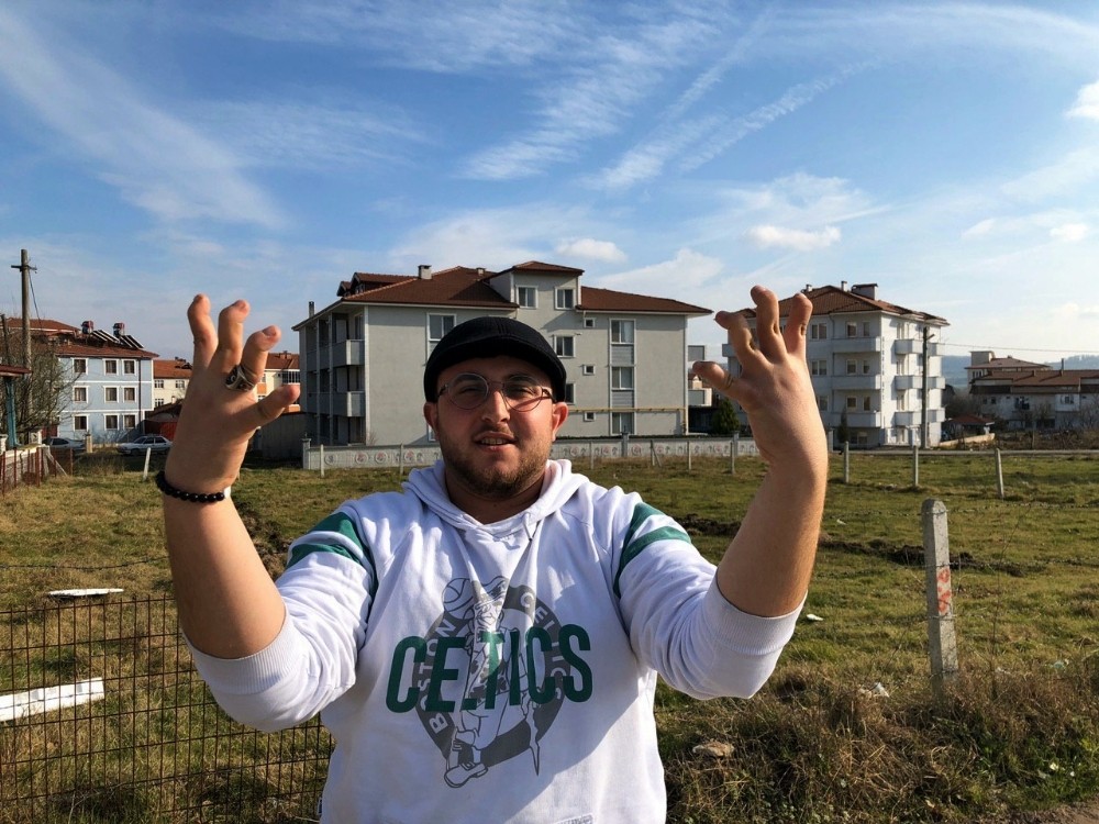 (Özel) Parmaklarını ilginç şekillere sokan genç şaşkına çeviriyor 