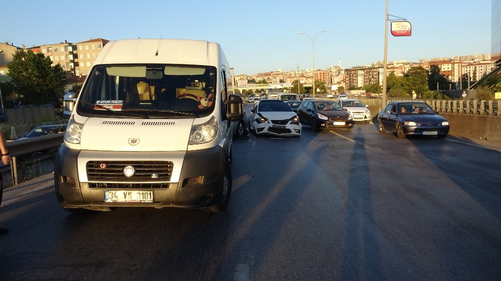(Özel) Pendik’te 4 araç birbirine girdi: 2 yaralı 