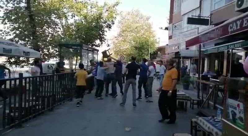 (Özel) Pendik’te taburelerin havada uçuştuğu kavga kamerada 