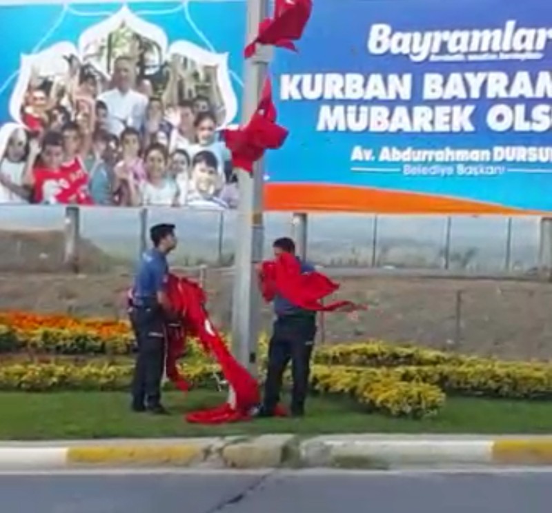 (ÖZEL) Polisler Türk Bayrağını yerde bırakmadı 