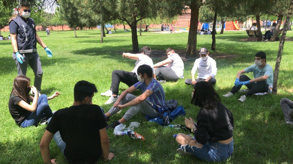 (Özel) Polisten gitar çalan gençlere: “Maskeyi takarak eğlenelim” 