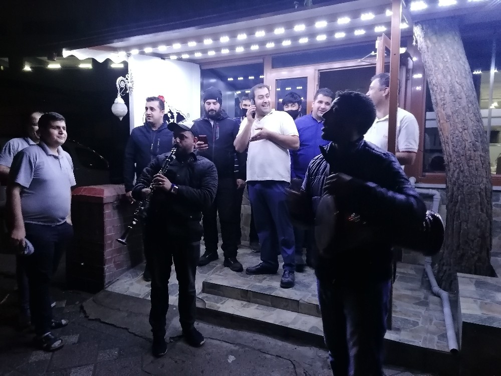 (Özel) Ramazan davulcuları, klarnet ve darbukalarıyla sokakları şenlendirerek bahşiş topladı 