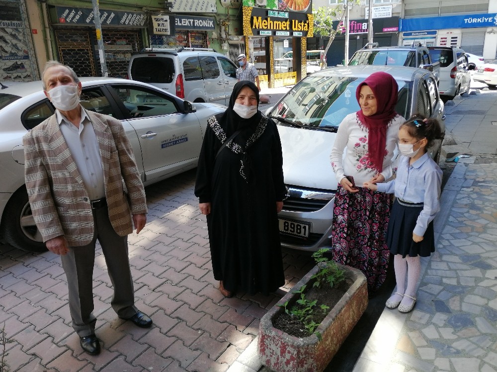 (ÖZEL) Roller değişti, bu bayram dedeler ve nineler torunlara gitti 
