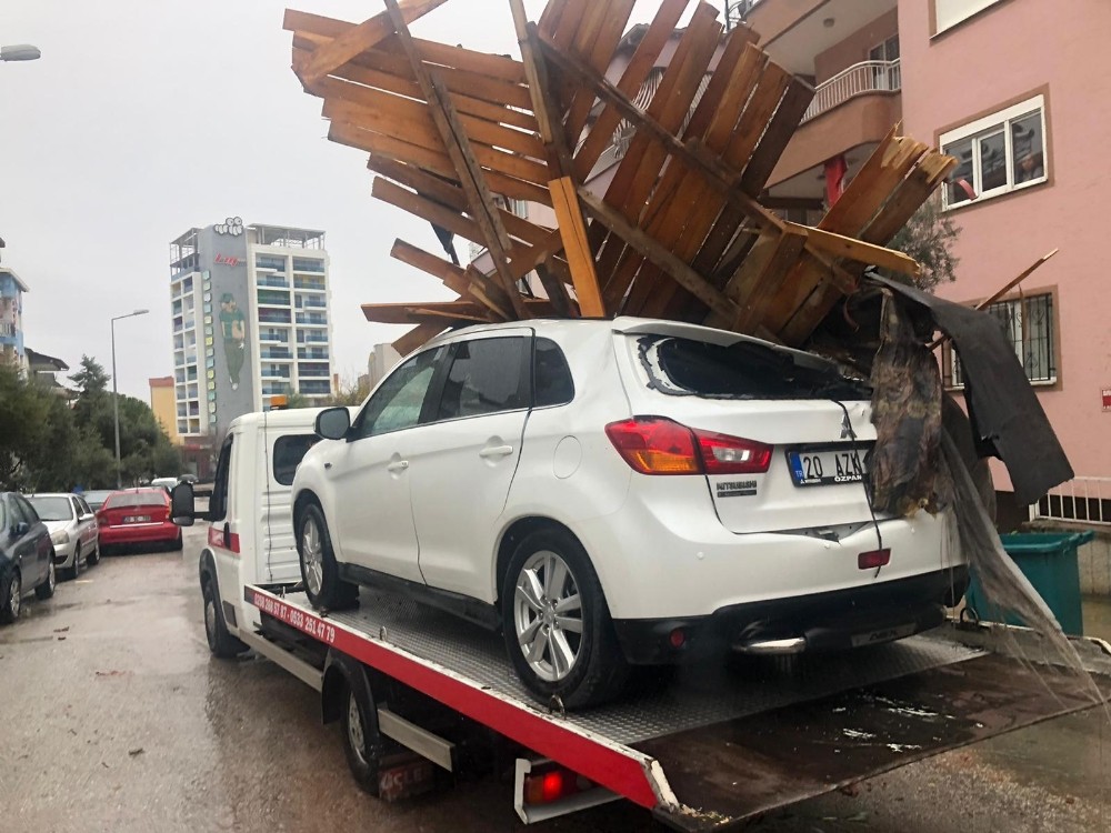 (Özel) Rüzgarın uçurduğu çatının parçaları aracın tavanına ok gibi saplandı 