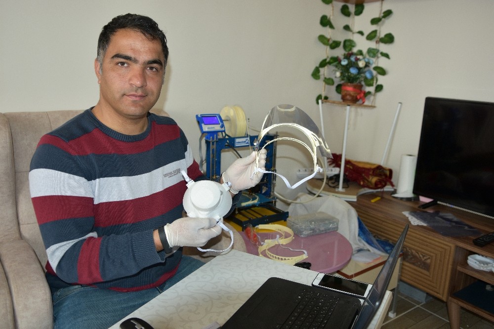 (Özel) Sağlık çalışanları için 3D yazıcıyla yüz koruyucu siper üretti 