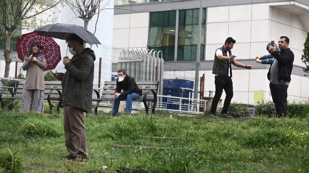 (Özel) Sağlıkçılara balkondan konser verdi, polis geldi sosyal mesafeye dikkat çekti 