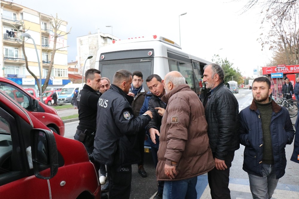 (Özel) Sakarya’da şehir merkezindeki durakta hareketli dakikalar 
