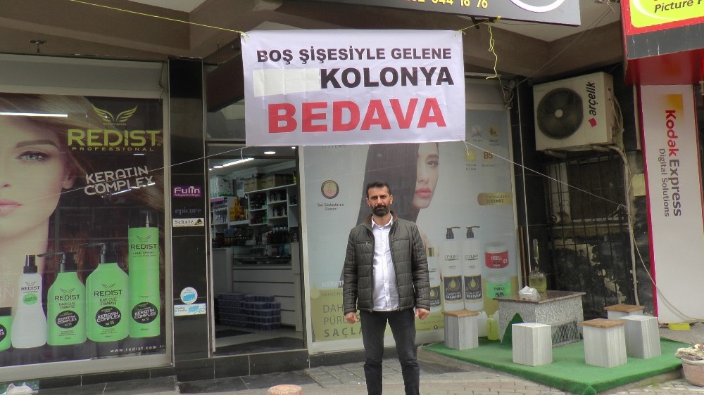 (Özel) Şişesini getirene bedava kolonya dağıtıyor 