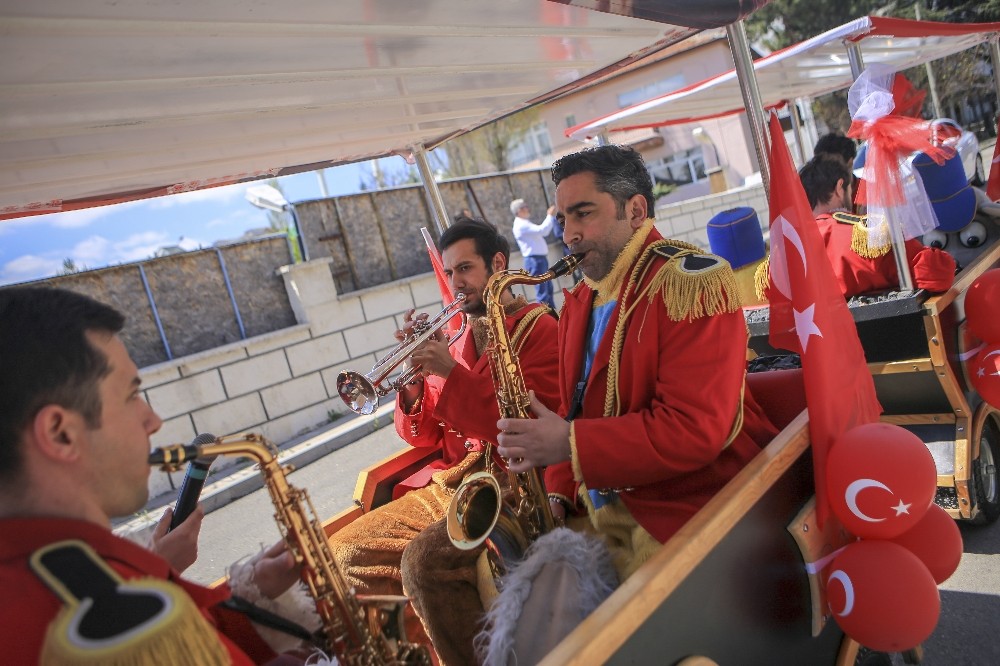 (Özel) Sokağa çıkma kısıtlamasında bandolu 23 Nisan kutlaması 
