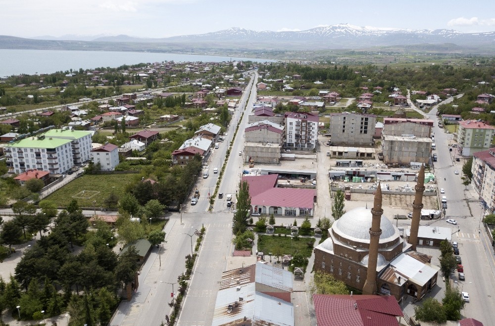 (Özel) Sokağa çıkma kısıtlamasıyla tarihi ilçe Ahlat sessizliğe büründü 