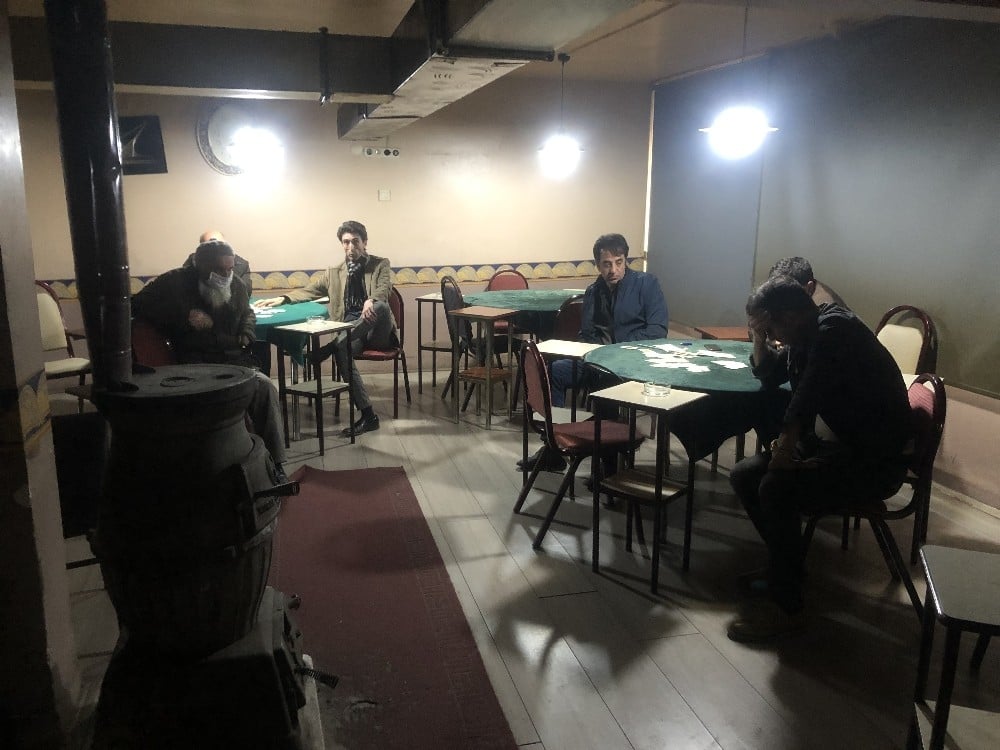 (Özel) Sokağa çıkma yasağına saatler kala kumar oynarken yakalandılar 