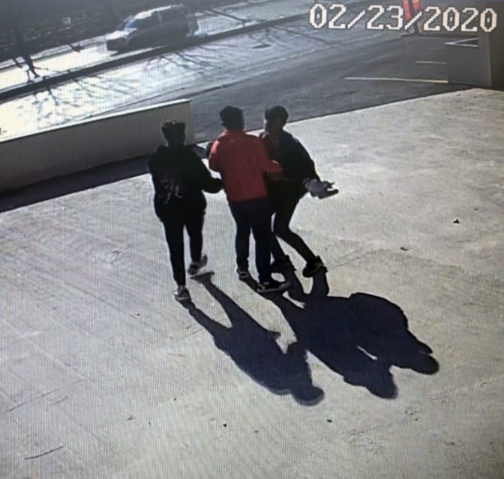 (Özel) Sosyal medya için video çeken gence bayıltana kadar dayak 