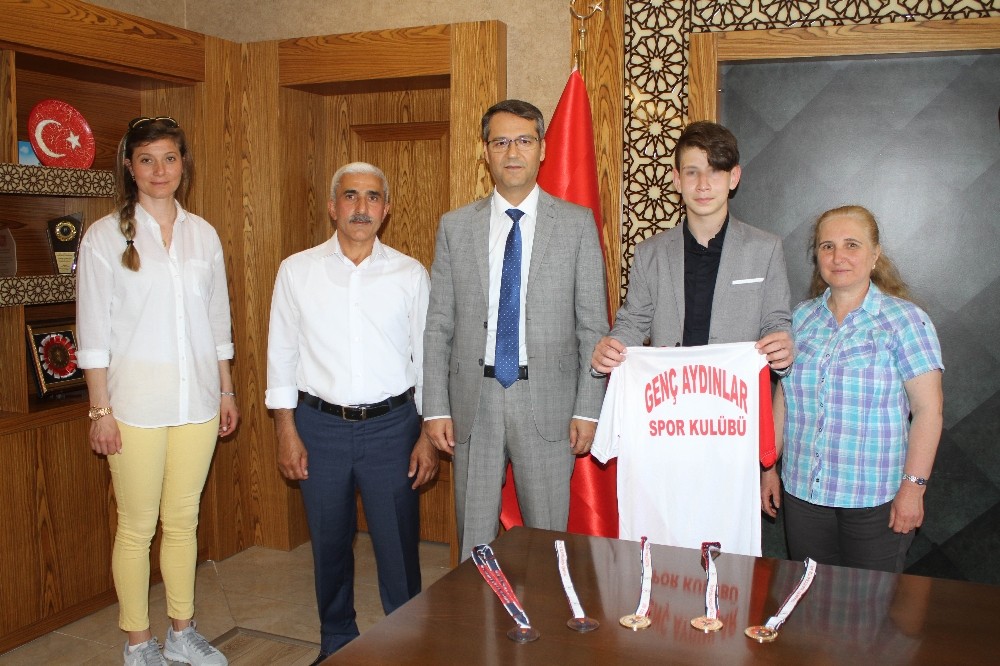 Özel sporcu Arda, 3 dalda Türkiye şampiyonu oldu 