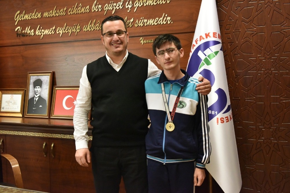Özel sporcudan Başkan Kanar’a ziyaret 