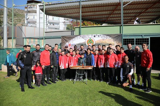 Özel sporcular Aytemiz Alanyaspor antrenmanını izledi 