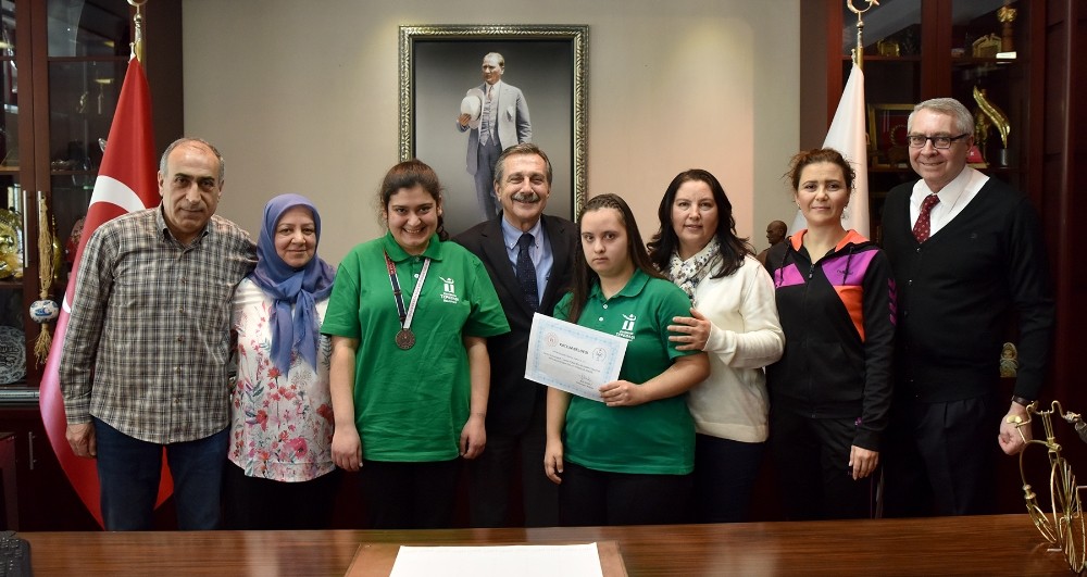 Özel sporcular sevinçlerini Başkan Ataç’la paylaştı 